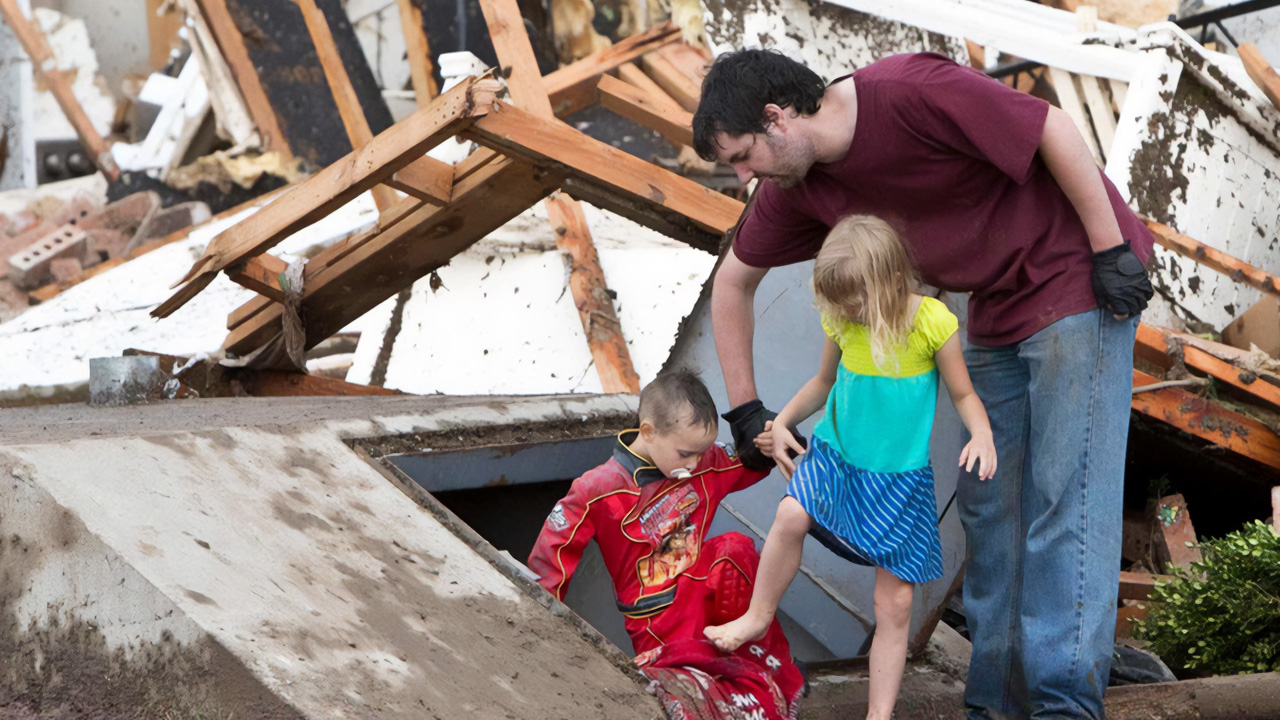 Kasırga sonrası sığınaktan çıkan bir aile.