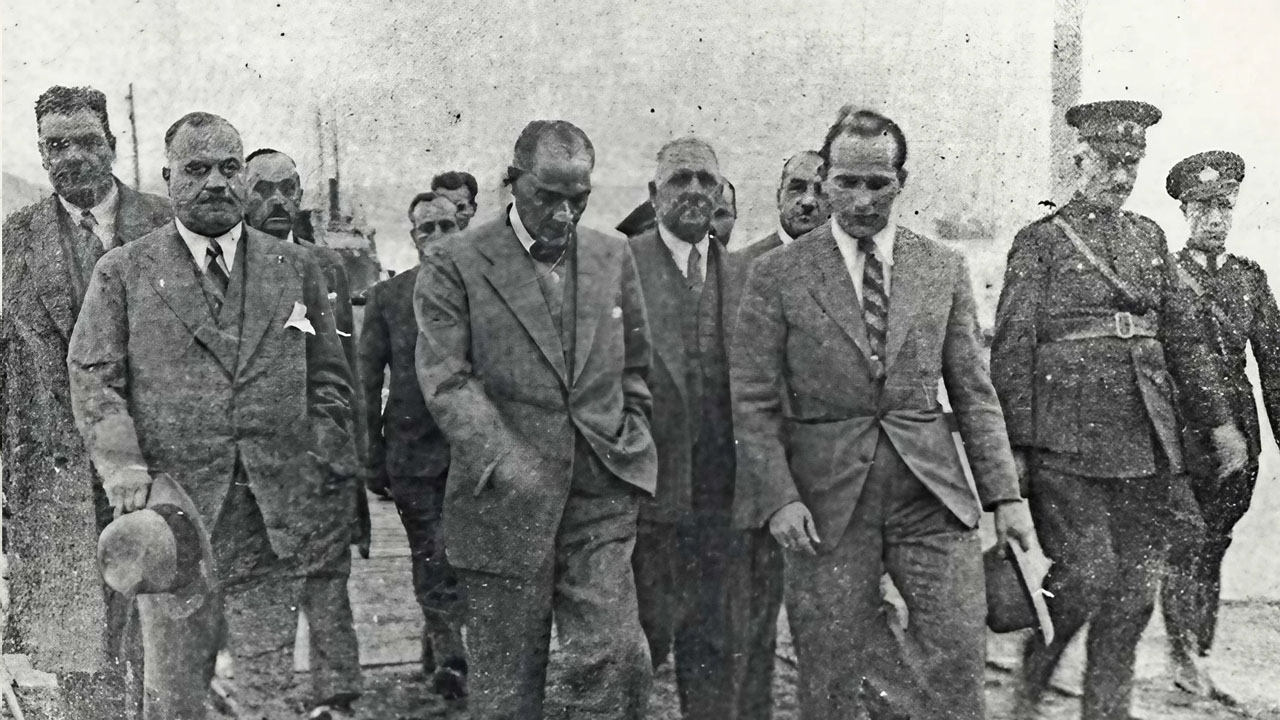 Atatürk Şişecam fabrikasında