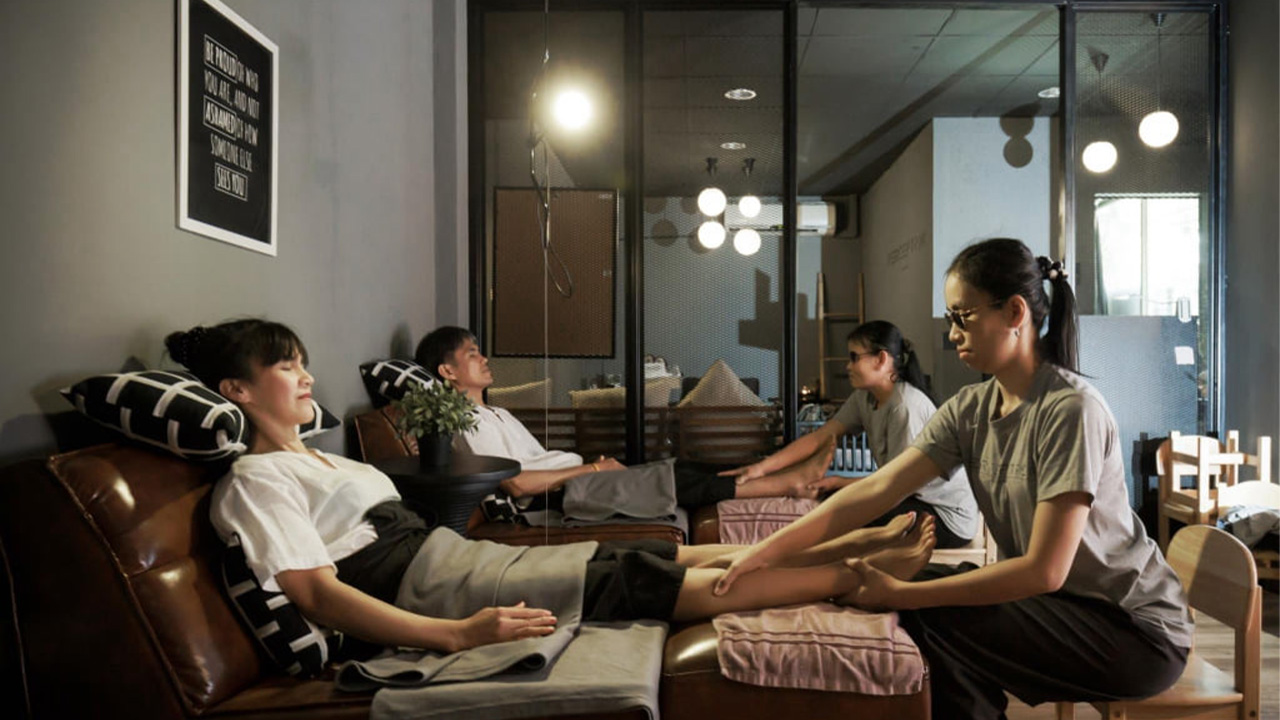 Güney Kore engelli birey masaj yapıyor