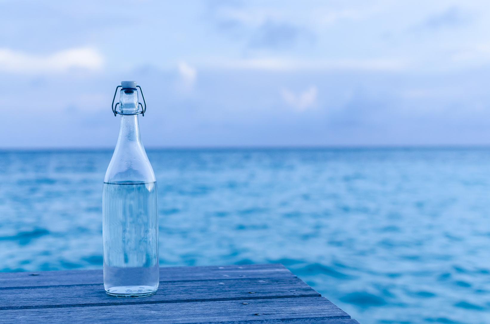Вода является напитком. Бутылка для воды. Красивые бутылки для воды. Бутылка воды на фоне природы. Вода в бутылке красиво.