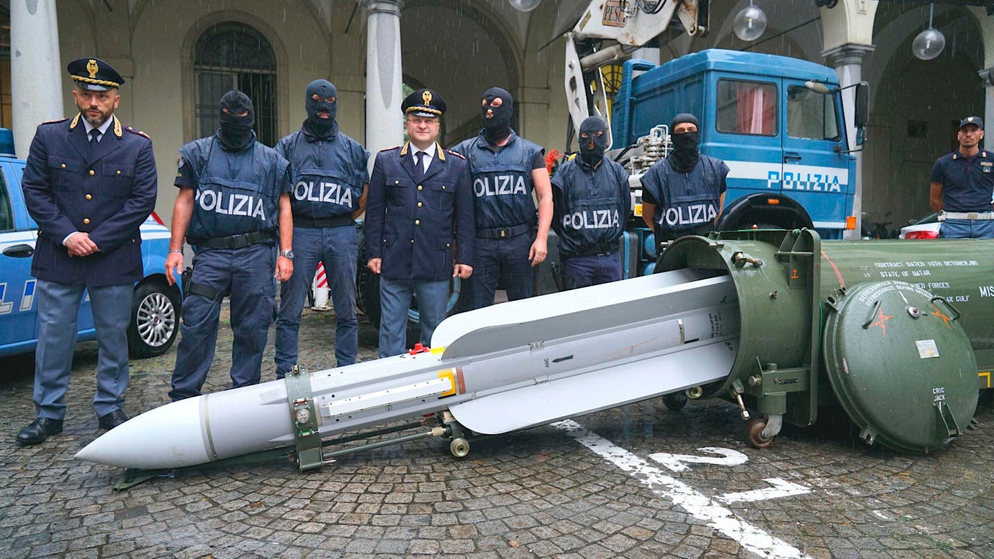 İtalyan Polisi, Neo Nazi Baskınlarında Füze Ele Geçirdi