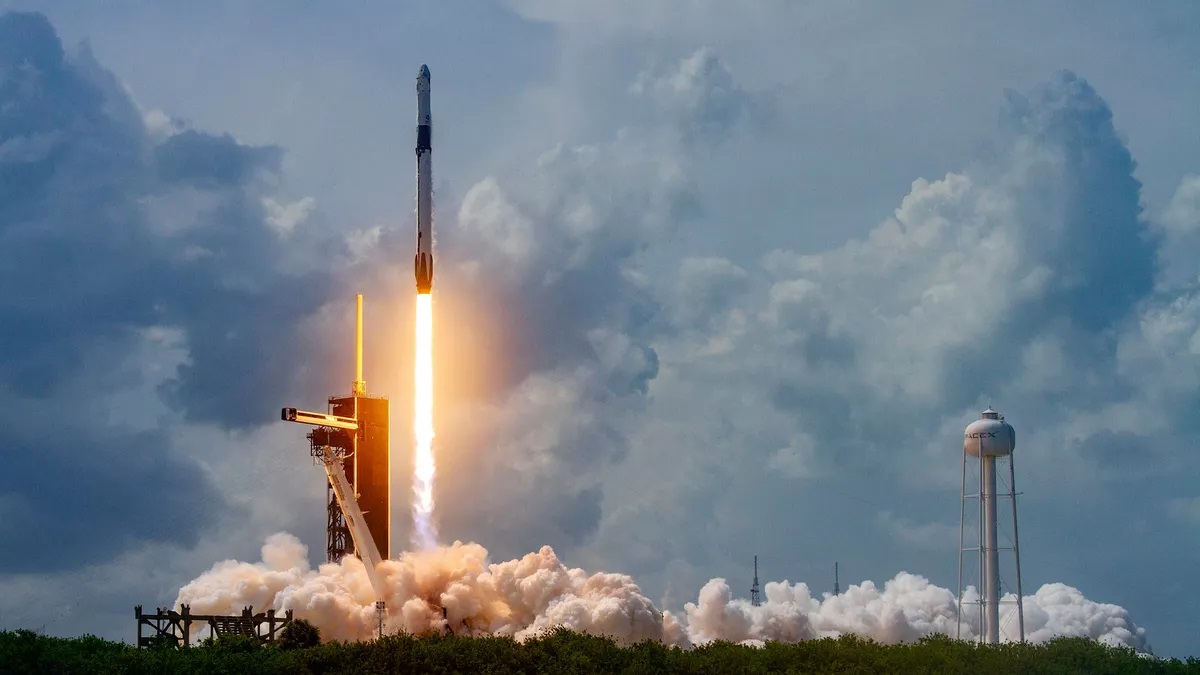 SpaceX, Yere Düşen Falcon 9 Kaplamalarını Yakalamayı Başardı