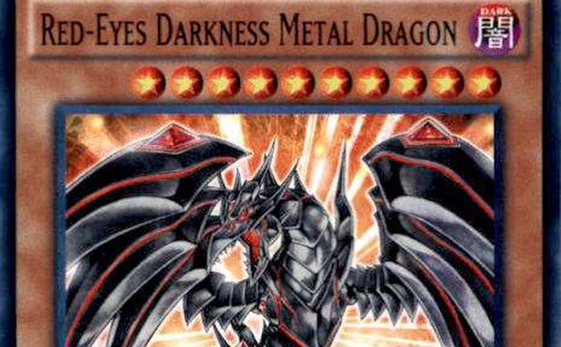 Dragón de metal de la oscuridad de ojos rojos