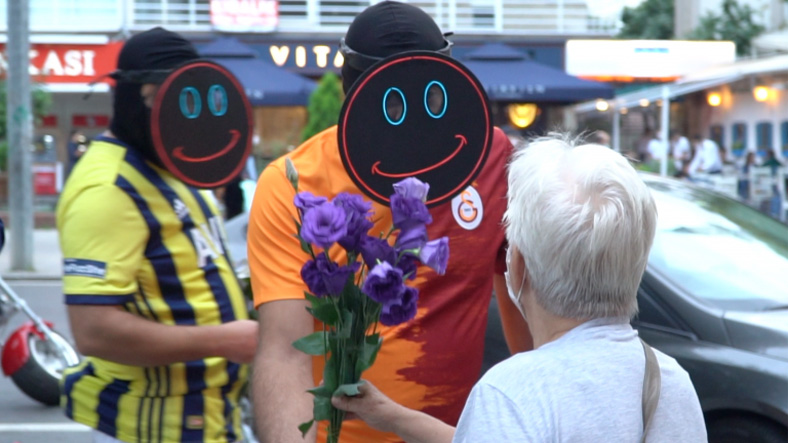 Grupo enmascarado distribuyendo dinero en Izmir
