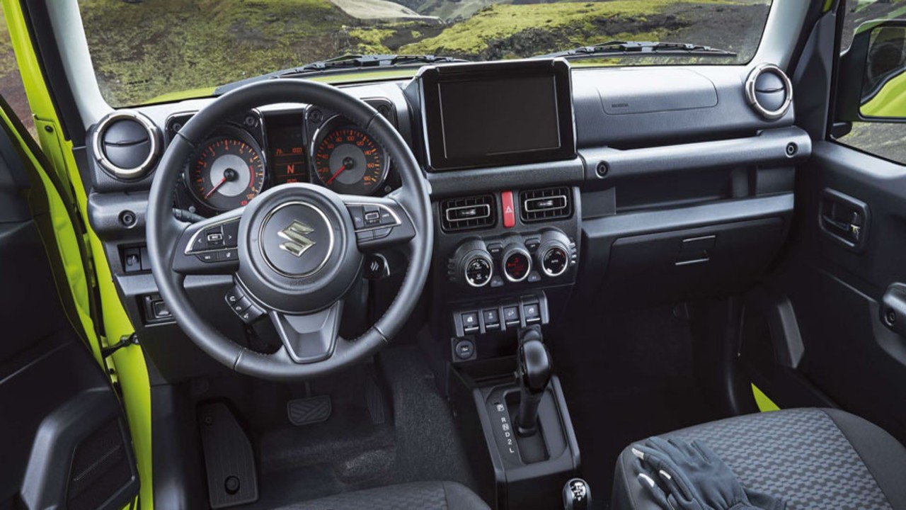 Área de la cabina de Suzuki Jimny y pantalla multimedia