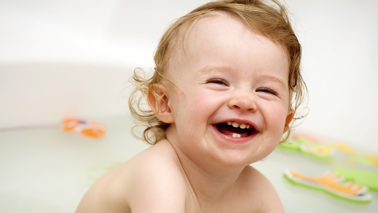 Смех про детей. Дети смеются. Улыбка ребенка. Малыш смеется. Радостное лицо ребенка.