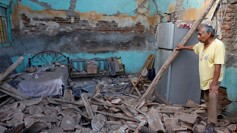 oaxaca depremi sonrası yıkılan ev