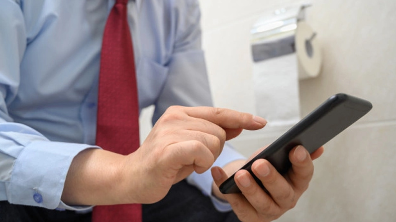 Tuvalette Uzun Süre Telefonla Takılmak, Hemoroidi Tetikliyor