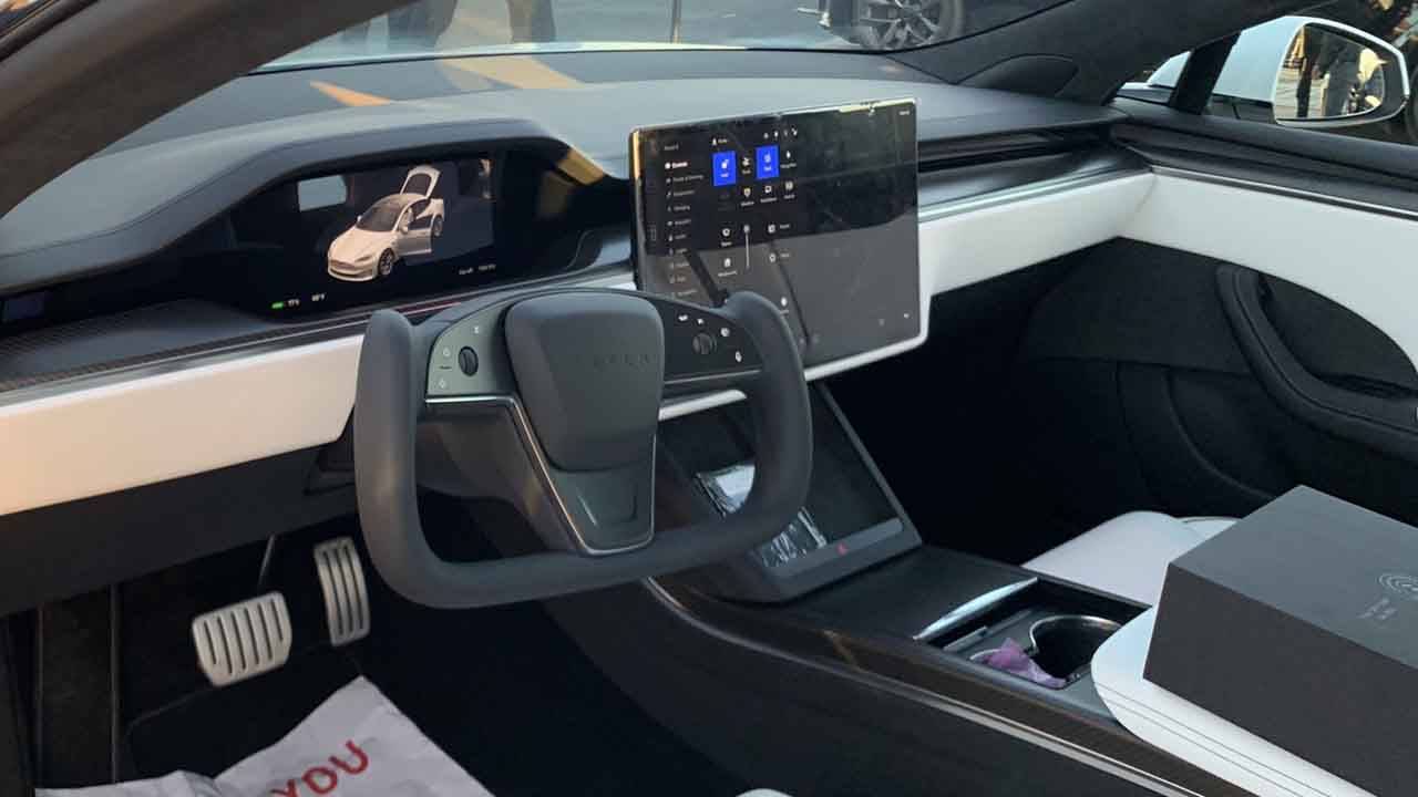 Tesla Model S Plaid steering wheel