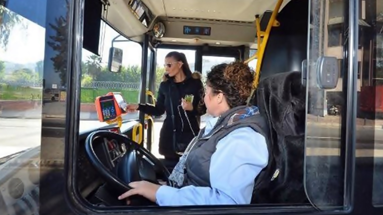 kadın belediye otobüsü şoförü