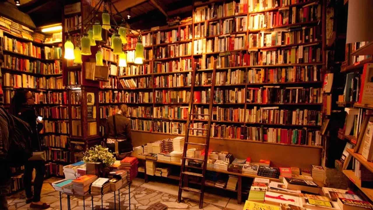 Комиссионный книг. Книжная Лавка писателей bookstore Cafe. Уютный книжный магазин. Беспорядок в библиотеке. Маленький уютный книжный магазин.