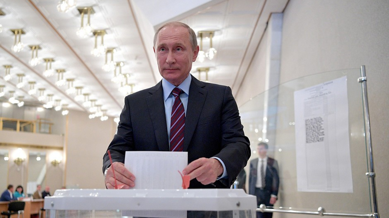 Putin oy kullanıyor