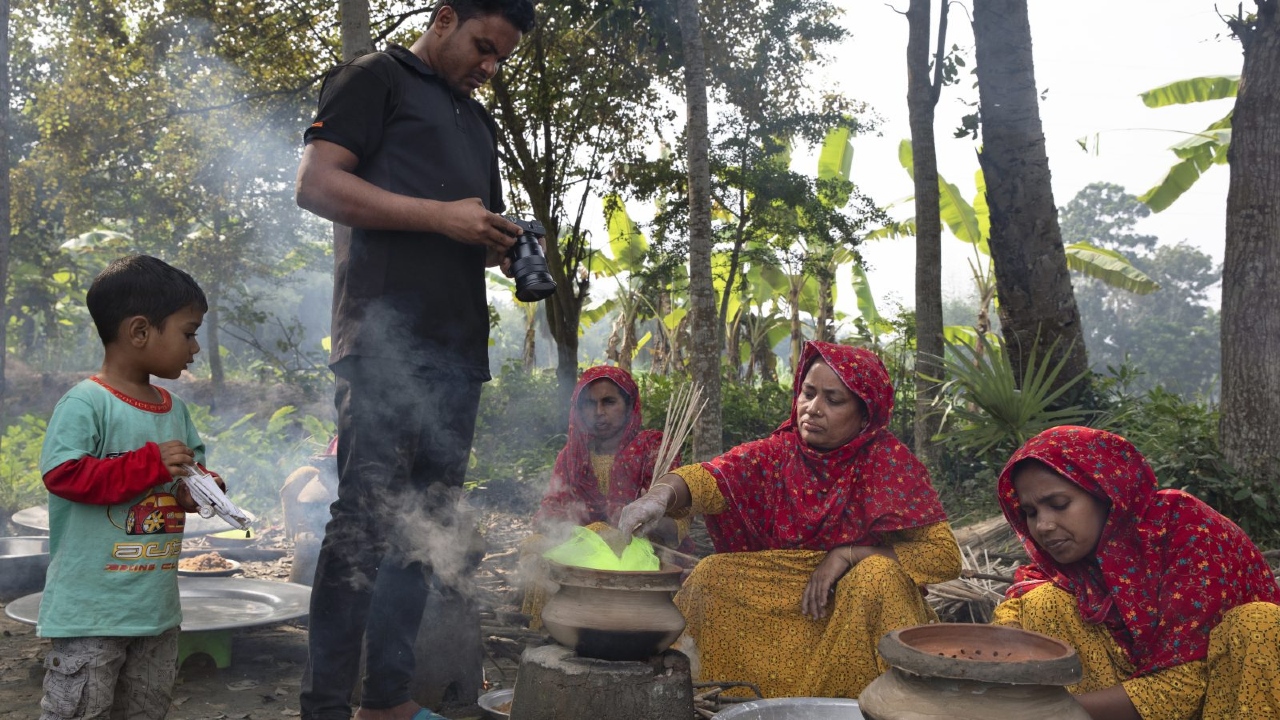 women cooking