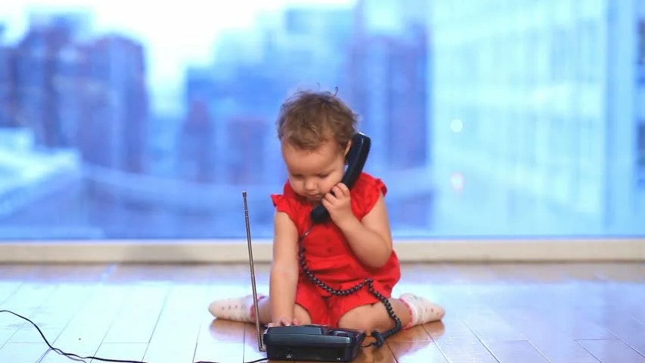 Ребенок разговаривает звуки. Ребенок говорит по телефону футаж. Ребенок разговаривает по видео. Дети говорят обсуждают. Child talk on the Phone.
