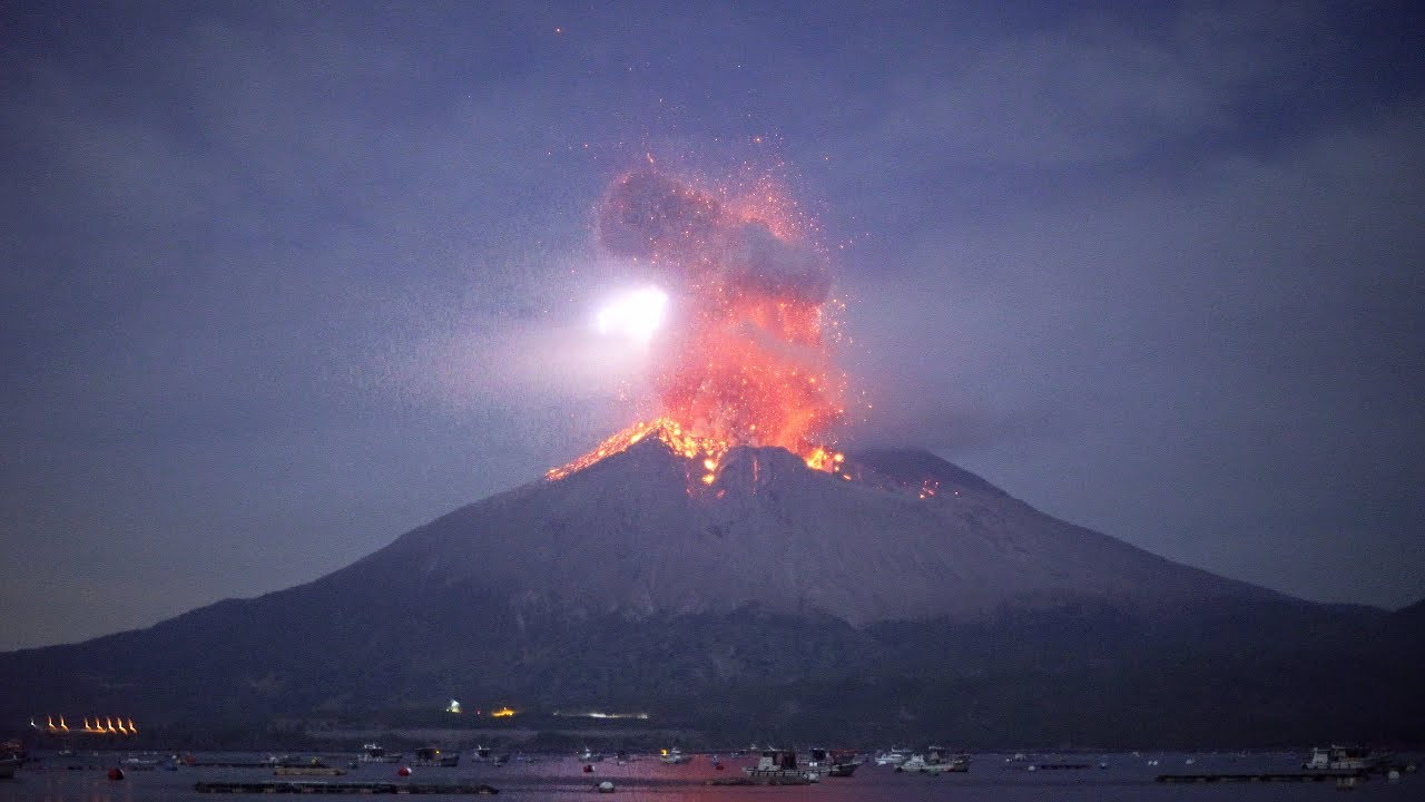 Japonya'da Patlayan Yanardağ Lav Saçmaya Başladı: Yüzlerce Kişi Tahliye Ediliyor