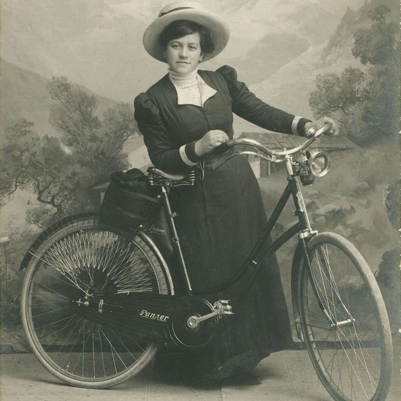 Bisikletiyle bir kadın
