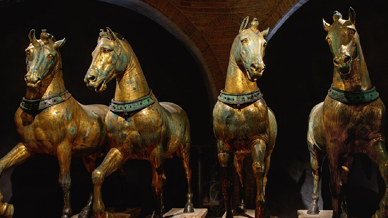 Statua in bronzo di 4 cavalli alla Porta della Quadriga