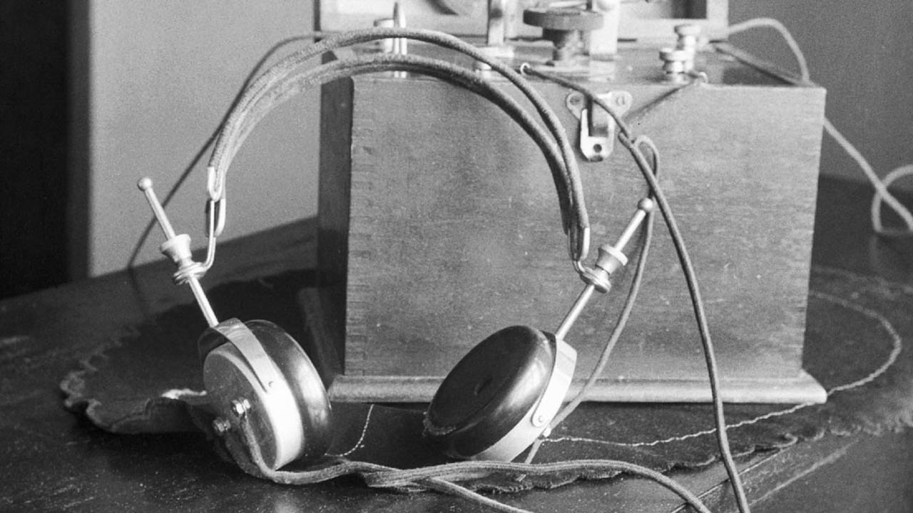 The first modern headset in history