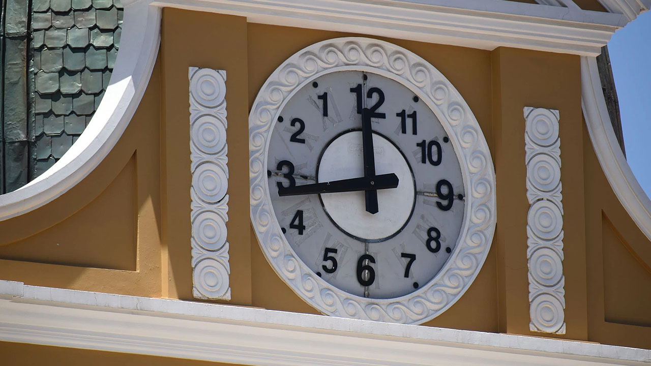 Часы пошли назад. Боливия часы на здании конгресса. Часы в Боливии идущие в обратную сторону. Часы на здании. Часы на здании школы.