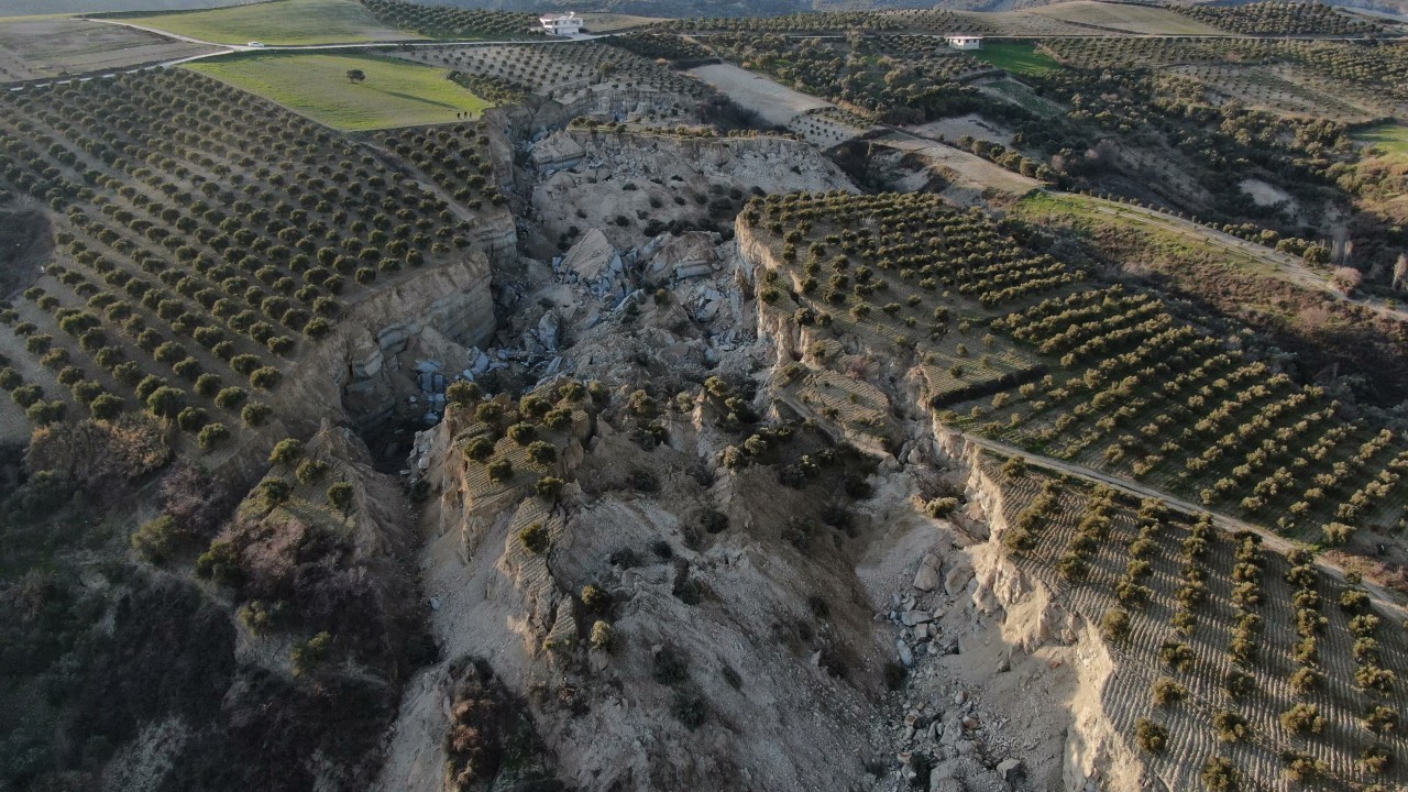 Deprem Sonrası Hatay'da Oluşan Kanyon Benzeri Devasa Yarık Drone ile Görüntülendi [Video]