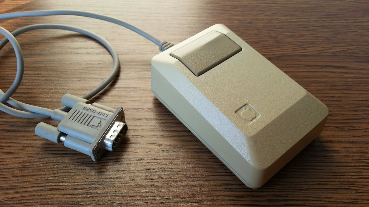 Создание мыши. Apple Macintosh Mouse m0100. Первая компьютерная мышь Эппл. Мышь компьютерная Apple 1983. Макинтош первая мышь компьютерная.