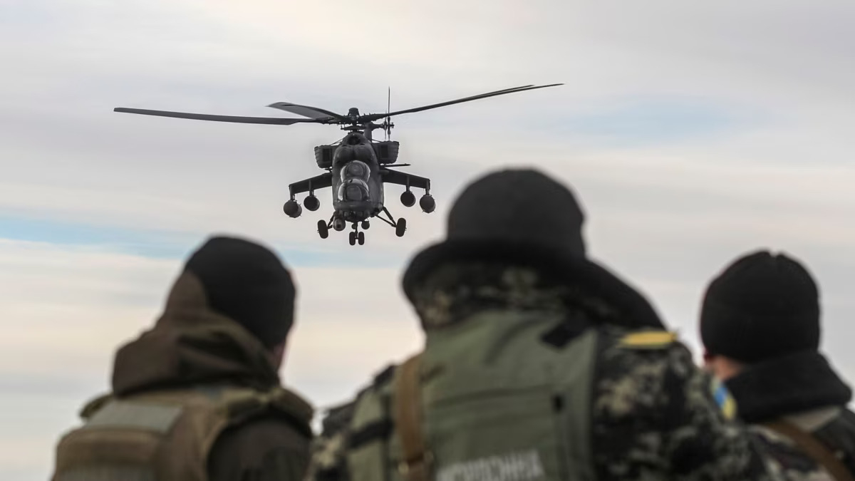 A Russian helicopter and some Ukrainian soldiers in Crimea.