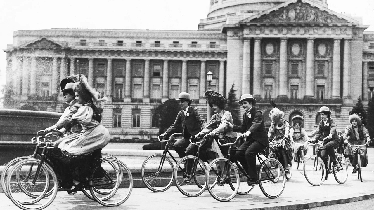 kadınlar bisiklet sürerken