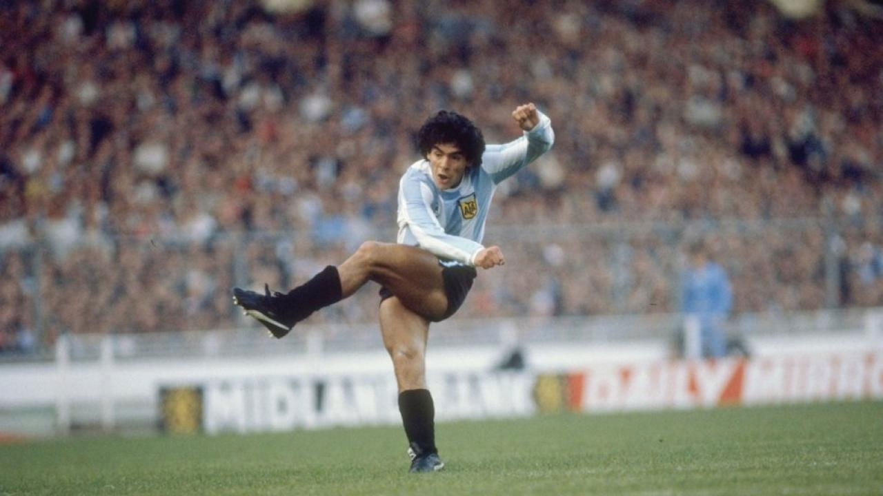 Maradona passes the ball