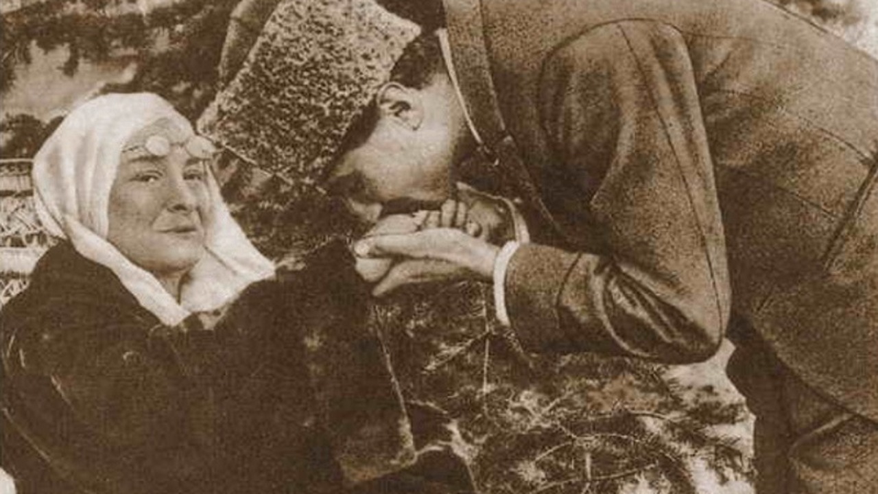 Atatürk, Cenazesine Bile Katılamadığı Annesi Zübeyde Hanım'ın Mezarına Neden 12 Gün Sonra Gitmişti?
