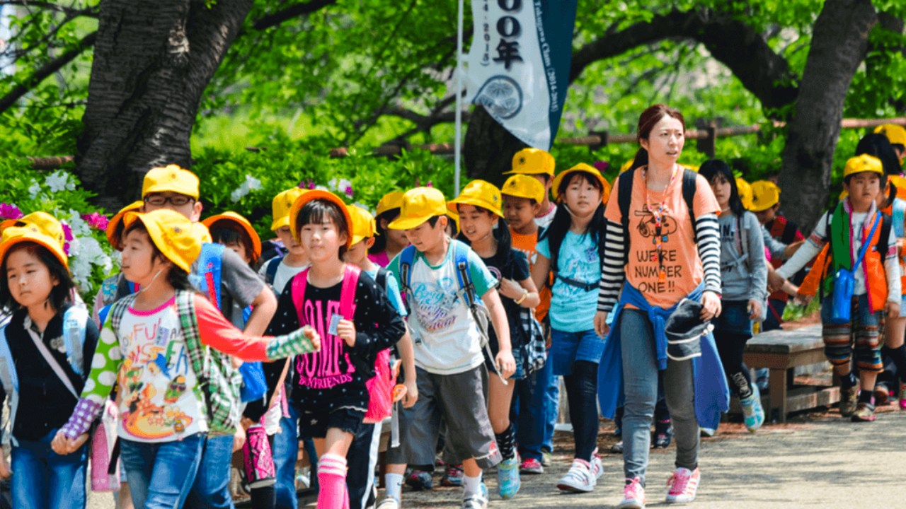 Sarı şapkalı Japon çocuklar