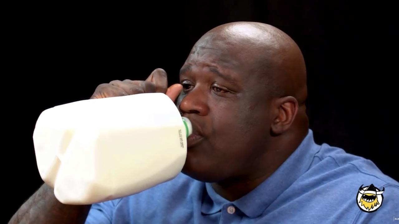 Shaquille O'Neal süt içiyor