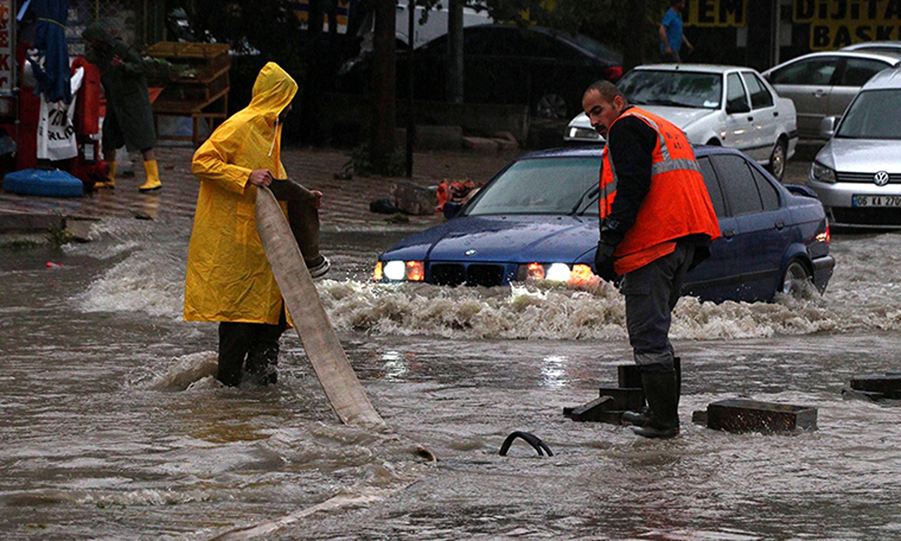 Спасались от дождя турецкий. Дождь в Турции. Ливень в Турции. Анкара потоп. Огромный ливень.