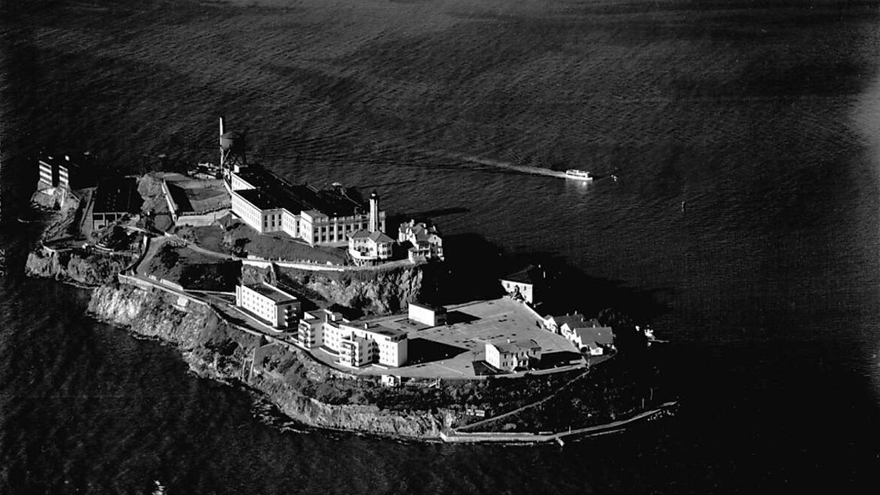 Tarihin En Güvenlikli Hapishanesi Alcatraz'dan Kaçmayı Başaran Firarilerin Film Gibi Öyküsü: Yataklarına Maket Kafalar Bırakmışlar!