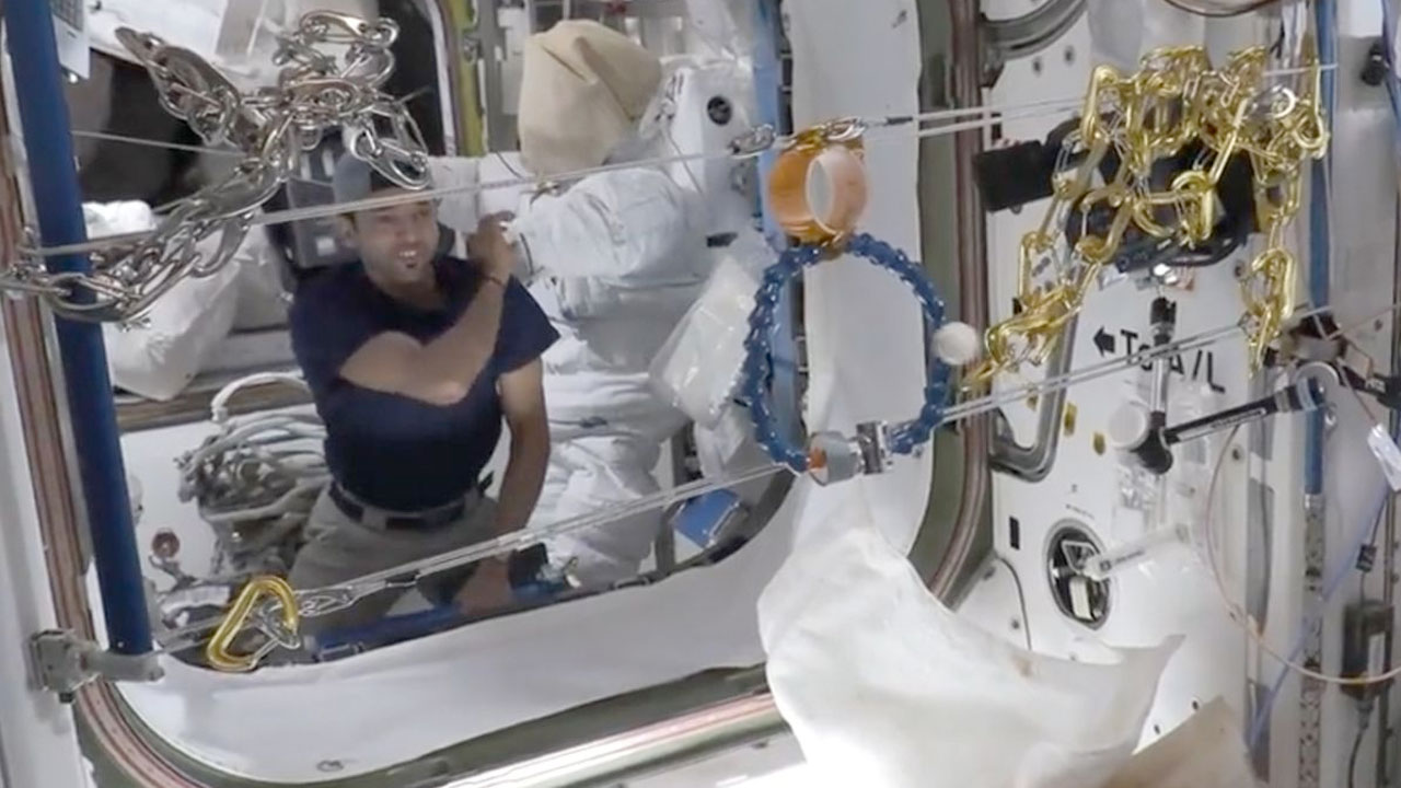 Uzayda Can Sıkıntısına Yer Yok: Astronotlar Uzayda Pin Pon Toplarıyla Dart Oynadı [VİDEO]