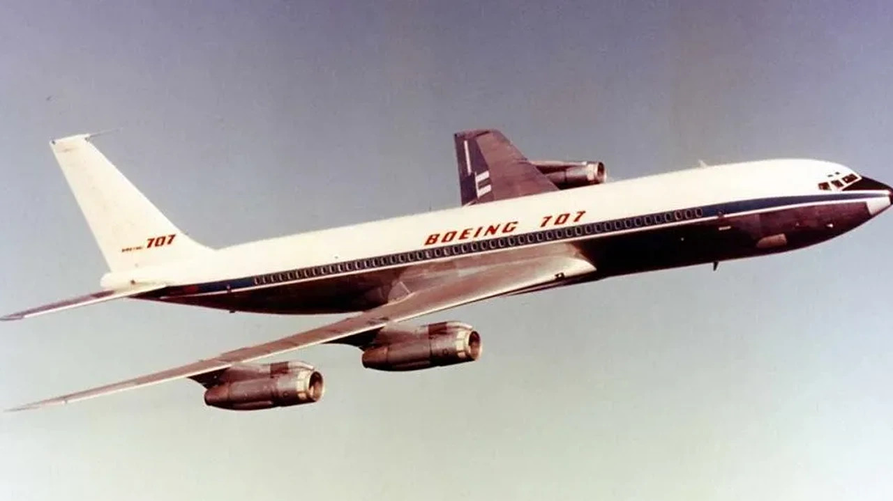 B-707 aircraft with flight number 902