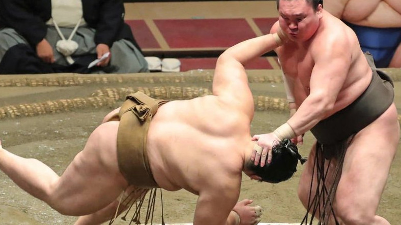 Japonya'da sumo güreşçileri nedeniyle ek sefer düzenlendi