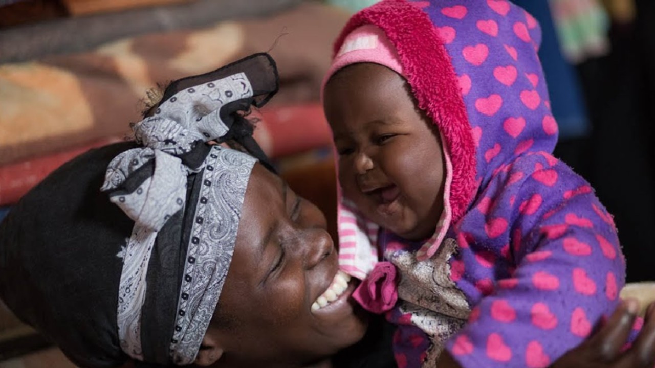 güney afrikalı bir anne ve bebeği