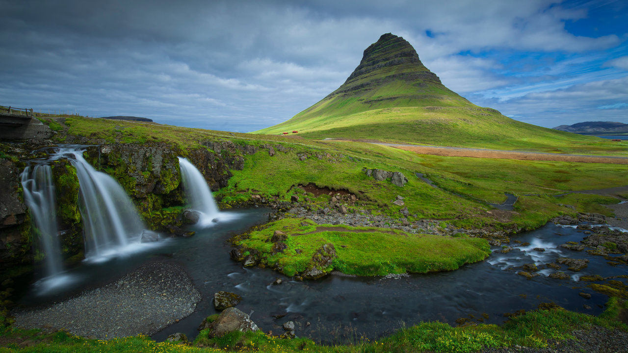 izlanda'da bir dağ ve şelale