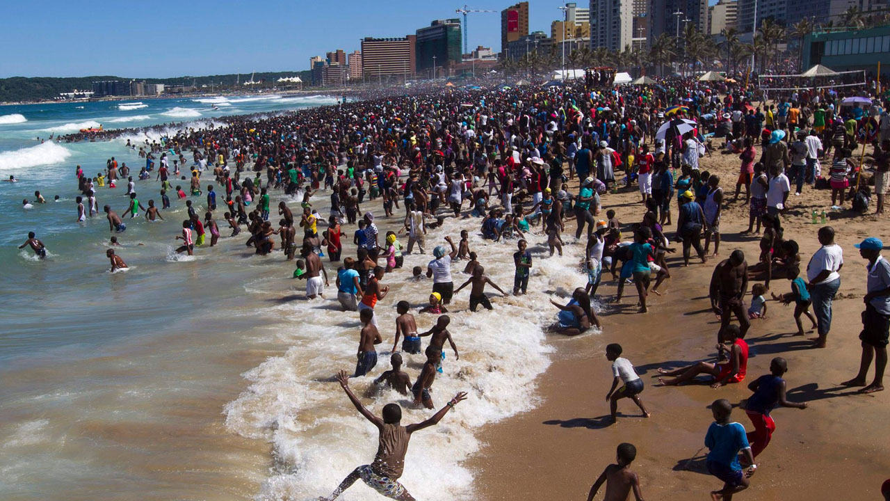 plajda eğlenen güney afrikalı halk