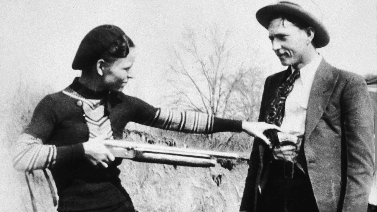 Bonnie Parker and Clyde Barrow America criminal gun