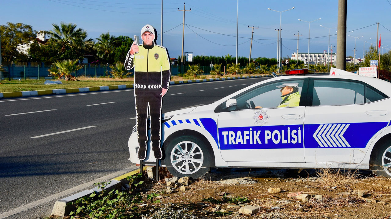 Karton Trafik Polisi ve Arabası