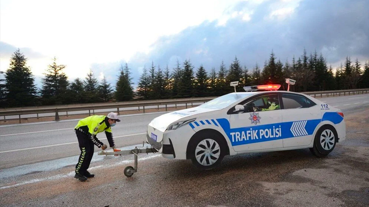 Karton Trafik Polisi Arabası