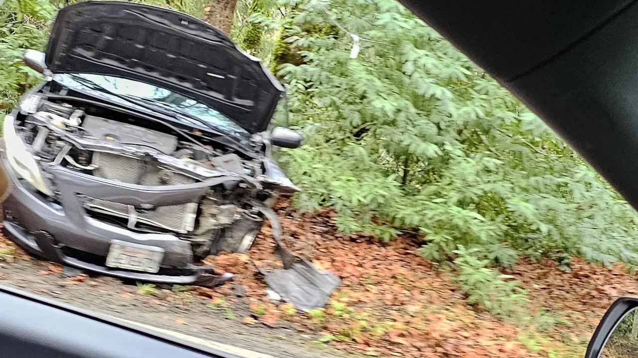 Tesla Cybertruck Toyota Corolla kazası