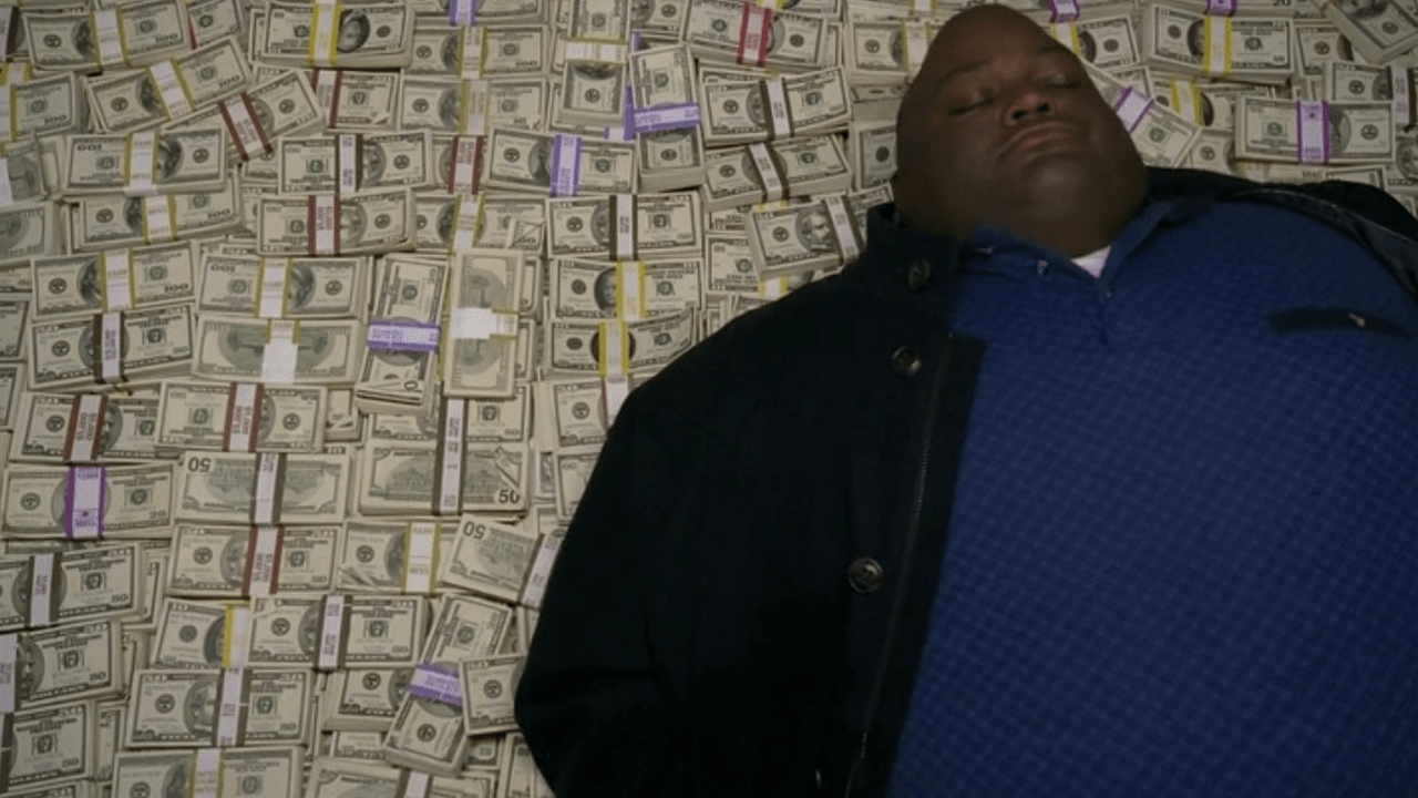Huell Babineaux Saul Goodman Breaking Bad, paranın üstüne yatma sahnesi