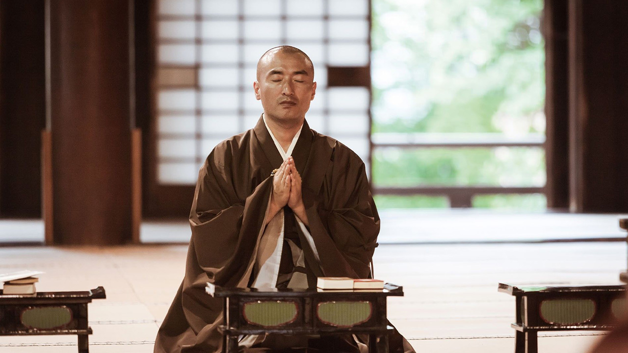 Budist Monk dua ediyor