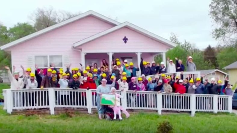 Katrina Kasırgası sonrası Gypsy ve annesi yeni evleri önünde