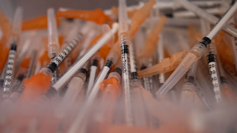 217 kez covid-19 aşısı yaptıran adamın sağlıklı olduğu tespit edildi