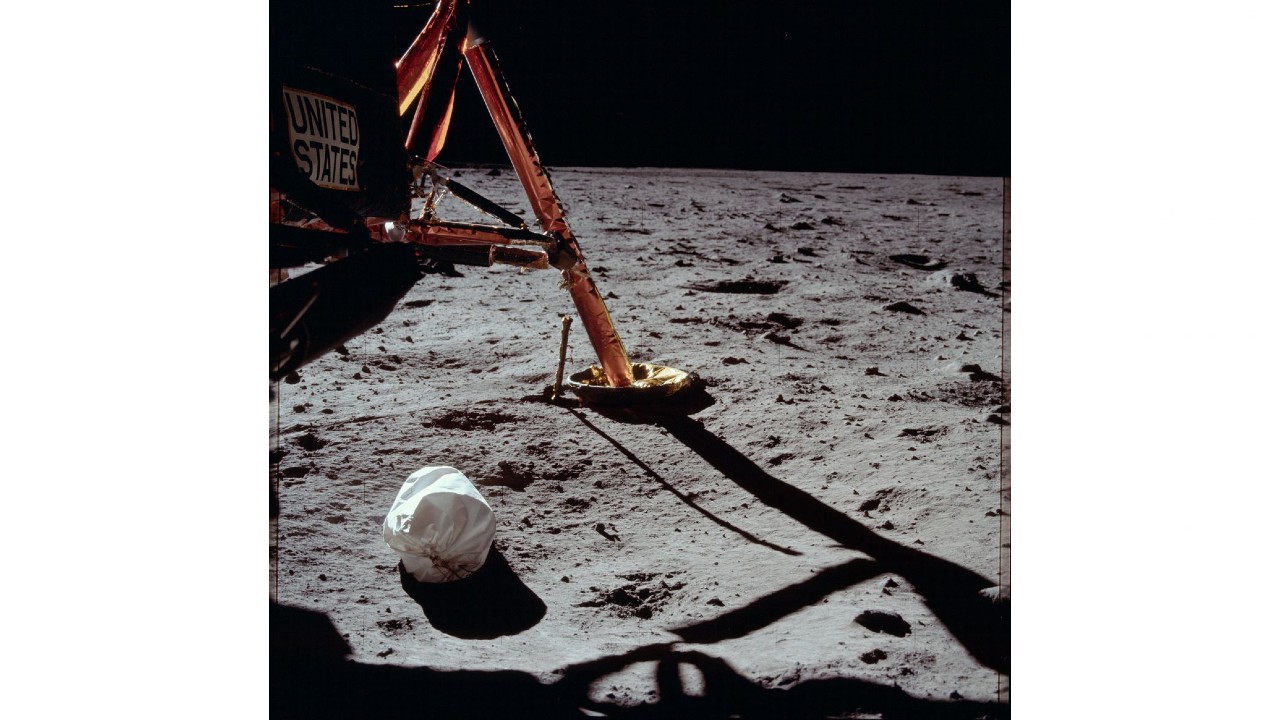 Astronotlar Ay’a Neden Kakalarını Bırakıyor? Hayır, Tuvaletleri Geldiği İçin Değil!