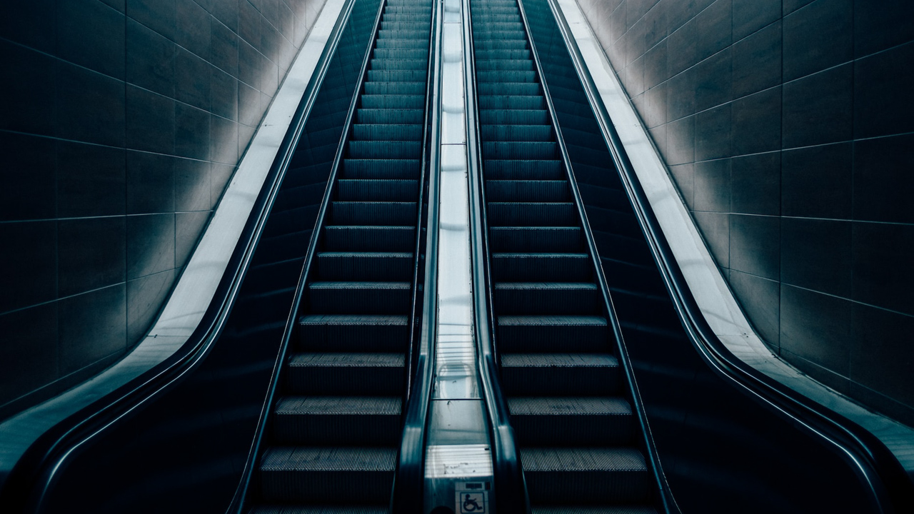 Sanki Hayalet Dokunuyormuş Gibi: Neden Hareketsiz Yürüyen Merdivene Adım Attığımızda Dengemizi Kaybederiz?