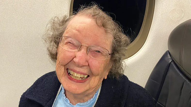Yazılımcılar, Programcılar Toplanın: 102 Yaşındaki Kadın, Keşfedilemeyen Bir Sorun Yüzünden Hava Yolu Sisteminde 